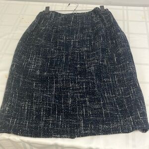 Teri Jon straight skirt. size 10 Nwot
Dry clean only.
Linen, cotton blend